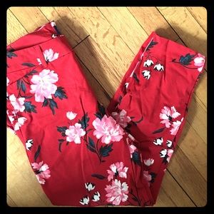 Old Navy Red floral pixie pants size 8